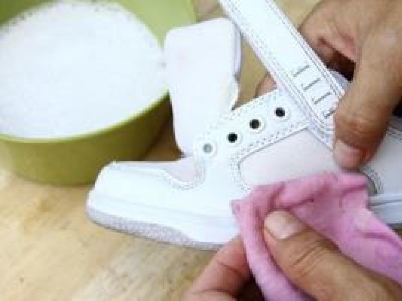 Как почистить белую обувь и защитить её от загрязнений Как отмыть белые сапоги кожа